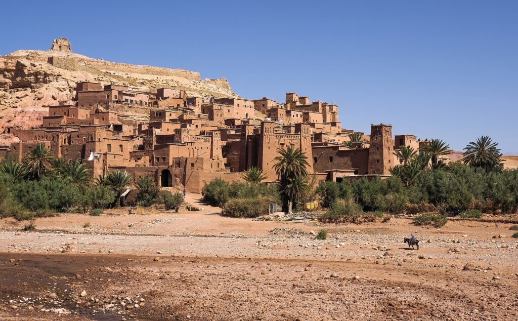 Vue panoramique des constructions en terre et des palmiers du ksar d’Aït Ben Haddou