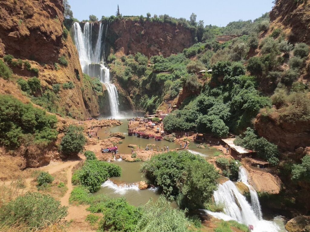 Les cascades d’Ouzoud et leur bassin entouré de falaises