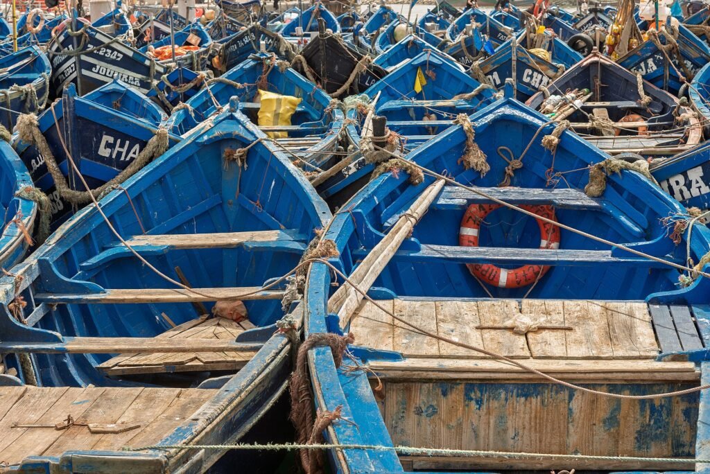 Les barques de pêche bleues dans le port d’Essaouira